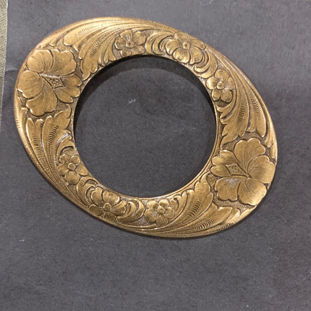 Vintage brass pin - Floral open Oval design